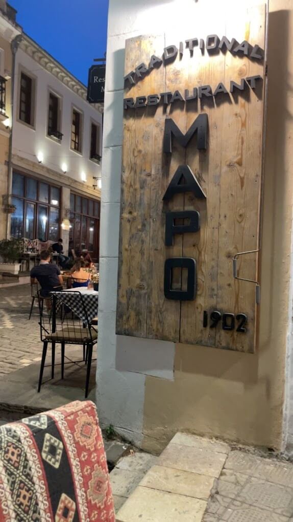 Restorant Mapo është një restorant i vendosur në Pazarin e bukur të Gjirokastrës.